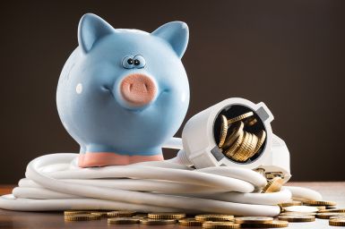 Foto: Sparschwein und Elektrokabel