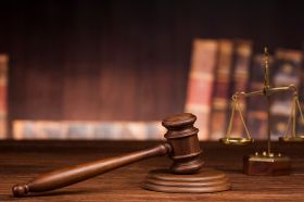 Foto: Richterhammer und Waage